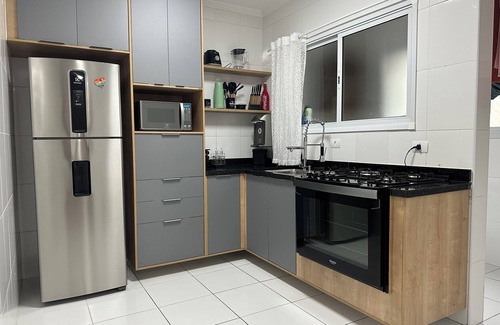 Tupi Apartment | One block from the beach - Vila Tupi - Equipped Gourmet Balcony