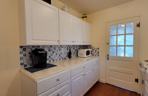 Cottonwood House | One Block Walk to Old Town - Historical Bungalow