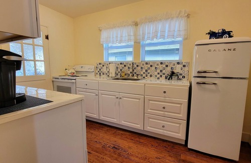 Cottonwood House | One Block Walk to Old Town - Historical Bungalow