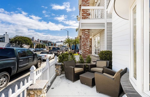Balboa Peninsula House | One house from the sand, situated between Newport and Balboa Piers.