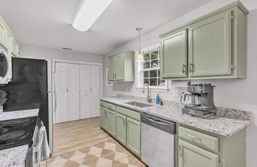 Spring Hill House | One-Level 3BR, Yard & Firepit