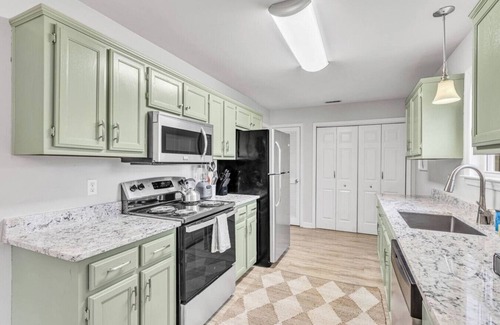 Spring Hill House | One-Level 3BR, Yard & Firepit