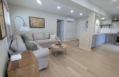 Prince Edward House | One Main Guesthouse-2 King Suites, 2 Bathrooms, 2 Floors, EV Charging