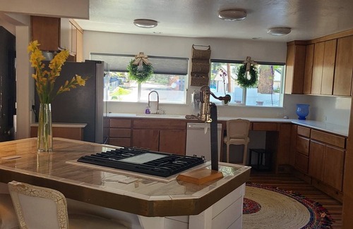 Rancho Bijou House | One mile from Heavenly & Lake- Sleeps 8, Spacious- 2 fireplaces