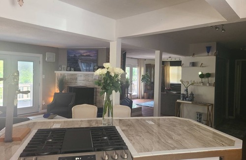 Rancho Bijou House | One mile from Heavenly & Lake- Sleeps 8, Spacious- 2 fireplaces