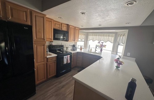 Temecula House | One-of-a-kind home on Lake in Canyon Lake with Hot Tub 30 Day Min