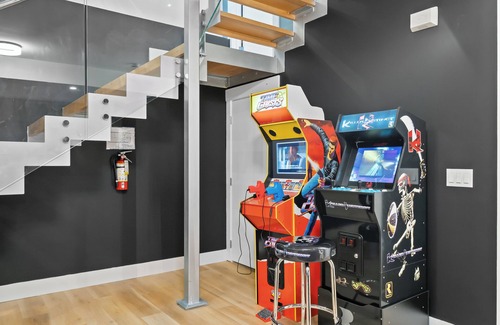 Southwest Calgary House | *One of a Kind* | Hot Tub| Air Hockey| Pool and…