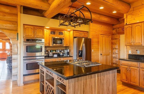 Garden Valley Cabin | ONE OF A KIND, PICTURESQUE, CEDAR LOG CABIN FOR THE WHOLE FAMILY nn