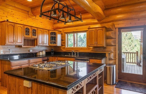Garden Valley Cabin | ONE OF A KIND, PICTURESQUE, CEDAR LOG CABIN FOR THE WHOLE FAMILY nn