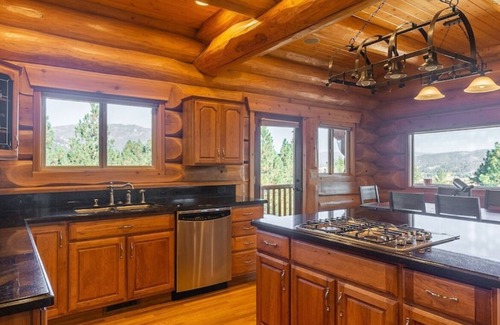 Garden Valley Cabin | ONE OF A KIND, PICTURESQUE, CEDAR LOG CABIN FOR THE WHOLE FAMILY nn