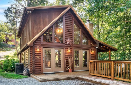 Gatlinburg - Pigeon Forge Cabin | One of a Kind ~ Rustic True Log Cabin near Dollywood in Pigeon Forge