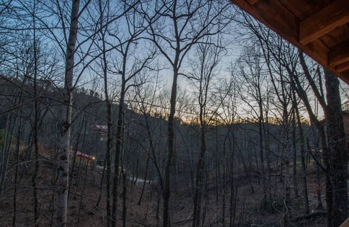 Gatlinburg - Pigeon Forge Cabin | One of a Kind ~ Rustic True Log Cabin near Dollywood in Pigeon Forge