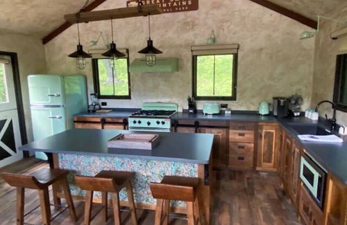 Waynesville Cabin | One-of-a-Kind Rustic Mountain Studio-Private Quiet