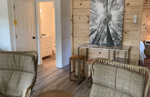 Ben Wheeler House | One of five modern bungalows- 1st Monday Trade Days, Music Festivals, East Texas