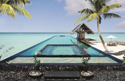 Reethi Rah Hotel | One&Only Reethi Rah, Water Villa Two Queen Beds!