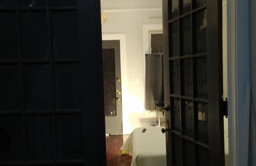 Winder Hostel | One Queen Bed Suite with full house amenities Rm 2