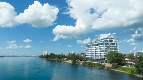 Vientiane Hotel | One Riviera Hotel and Residences