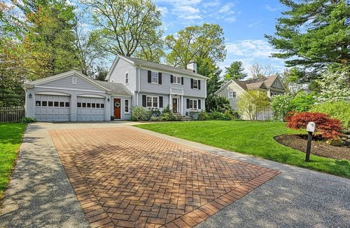 Lexington House | One room ,two beds ,basement,private bathroom and entrance . 4.95 reviews airb