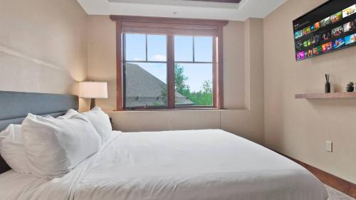 Peak 8 Apartment | One SKi Hill Place Resort Suite 8102
