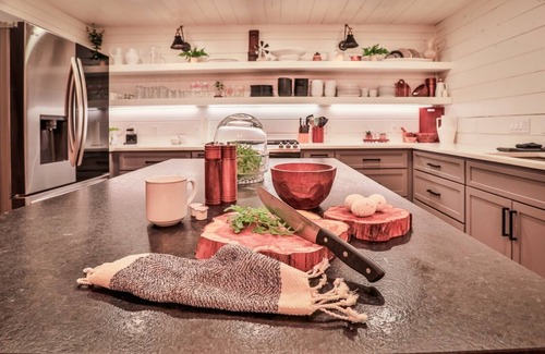 Broken Bow Cabin | One Story -Large 6 bedroom/4 private wings/Sleeps 18+/Walk to shops! Fire Pit