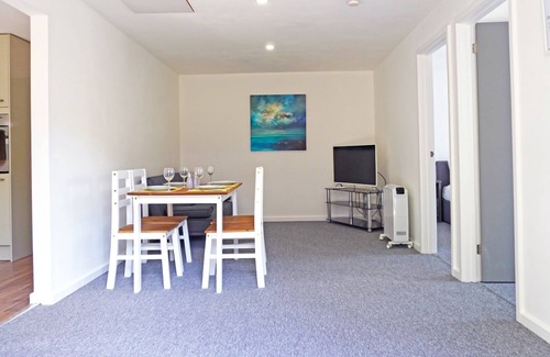 Newport Cottage | One Tennyson Bungalow - a bungalow that sleeps 4 guests in 2 bedrooms