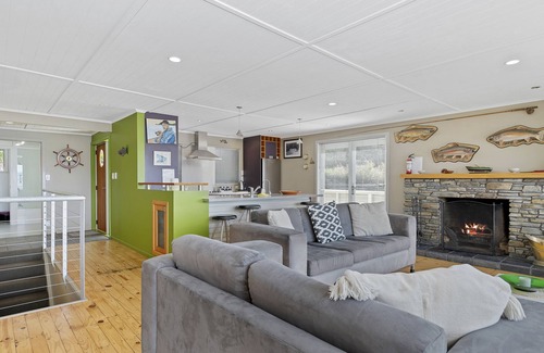 Okere Falls Cottage | Onepoto Bay Lakehouse - Lake Rotoiti Holiday Home