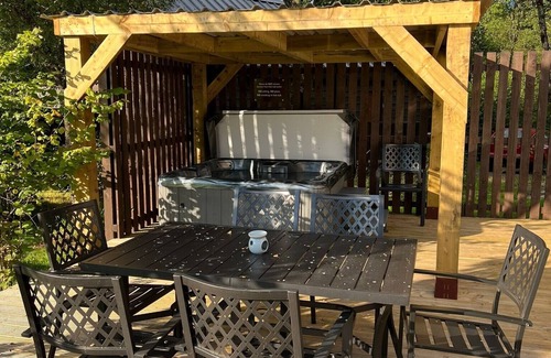 Taynuilt Cabin | Onida Cabin - Log cabin with hot tub in stunning location close to loch shore