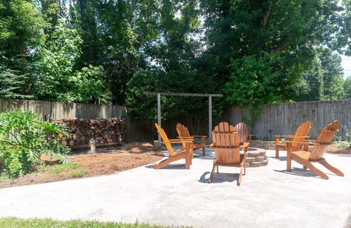 North Charleston House | Only 15 minutes to downtown – Designer Interiors, Cozy Patio & Firepit Nights