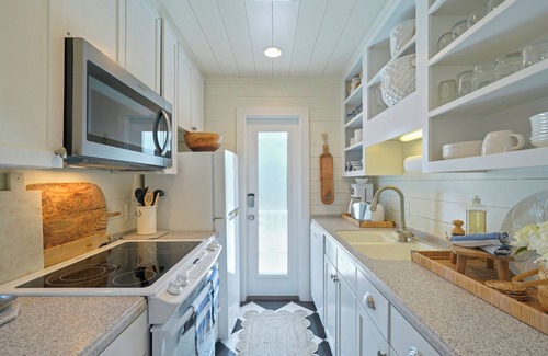 Seaside House | Only 2 Min Walk to Seaside Private Beaches! Renovated home + 2 Adult Bikes!