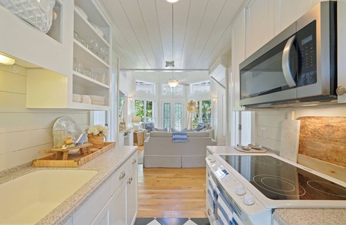 Seaside House | Only 2 Min Walk to Seaside Private Beaches! Renovated home + 2 Adult Bikes!