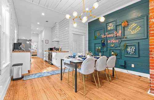 Brazos House | ONLY 4 BLOCKs to Magnolia-Hot tub-Texas Bell in Waco