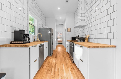 Brazos House | ONLY 4 BLOCKs to Magnolia-Hot tub-Texas Bell in Waco