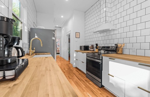 Brazos House | ONLY 4 BLOCKs to Magnolia-Hot tub-Texas Bell in Waco