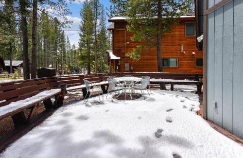 Tahoe Paradise House | Only 7 Miles To Heavenly, Huge Deck, Pets Welcome