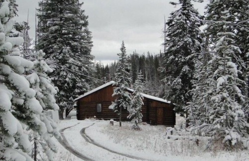 Dubois Cabin | **ONLY AVAILABLE 4 WEEKS A YEAR** Shoshone National Forest cabin rental