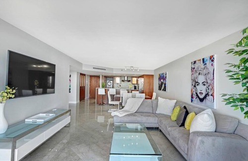 Downtown Miami Apartment | Only in My Dreams! Direct Water View Luxury Condo