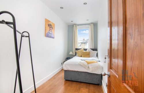 Crofton Park Apartment | OnSiteStays - Bright spacious 2-BR, Wifi and lots of street parking