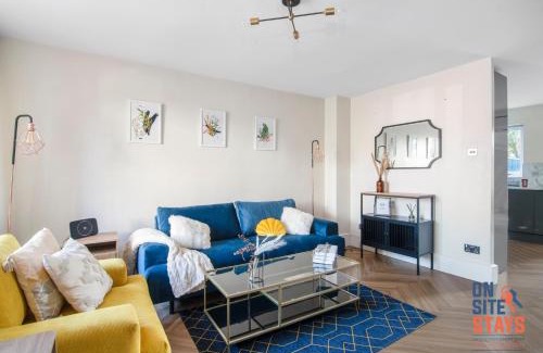 Downham Apartment | OnSiteStays - EARLY CHECK IN AUGUST - Modern 3 bed House, 2 x Parking, Garden, WIFI & dishwasher