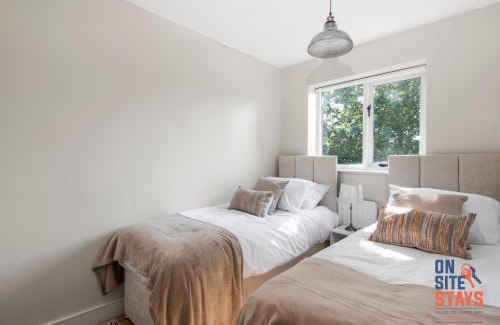 Downham Apartment | OnSiteStays - EARLY CHECK IN AUGUST - Modern 3 bed House, 2 x Parking, Garden, WIFI & dishwasher