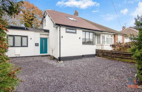 Petts Wood and Knoll Ski Chalet | OnSiteStays New Large modern 4 bed, Parking, Wifi, 2 x Bathroom
