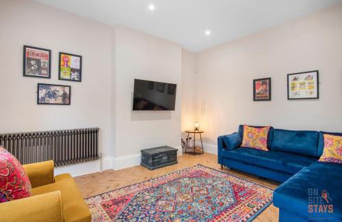 Petts Wood and Knoll Ski Chalet | OnSiteStays New Large modern 4 bed, Parking, Wifi, 2 x Bathroom