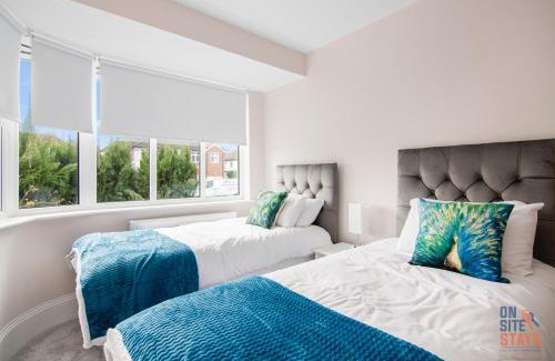 Petts Wood and Knoll Ski Chalet | OnSiteStays New Large modern 4 bed, Parking, Wifi, 2 x Bathroom