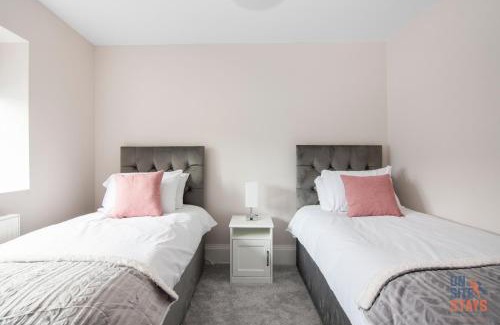 Petts Wood and Knoll Ski Chalet | OnSiteStays New Large modern 4 bed, Parking, Wifi, 2 x Bathroom