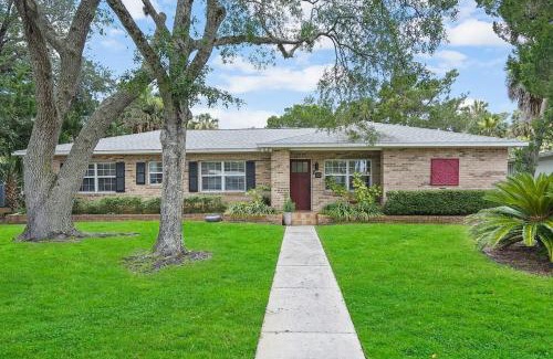 St. Augustine House | Onyx House King Size Beds Bikes Games Wine