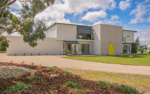 Goolwa South Apartment | 'Ooh La La' is a quirky French inspired apartment