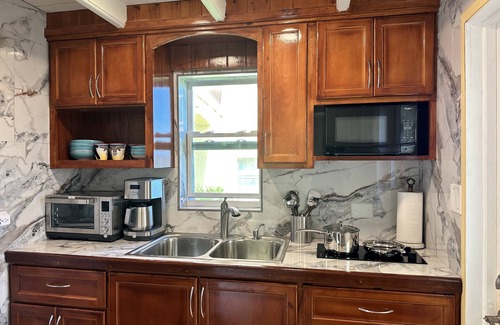 Estate Caret Bay Cottage | Ooh Lala Love Suite. Come and Relax.