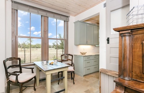 Fredericksburg House | Opa O's Gast Haus | 4/3.5 Farmhouse | Full Kitchen | Fire-pit & Grill | Children Welcome