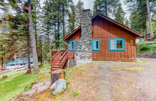 Joseph Cabin | Open and Attractive House Close to the Lake w/Free WiFi & Wood-Burning Fireplace