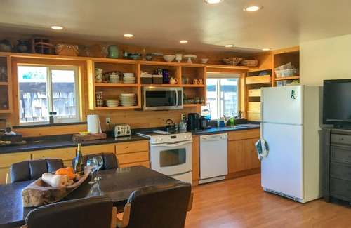 Brookings Condo | Open and cozy condo! Central Location - WINTER SPECIALS!