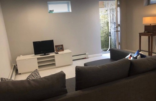 Elwood Apartment | Open bright airy basement apartment